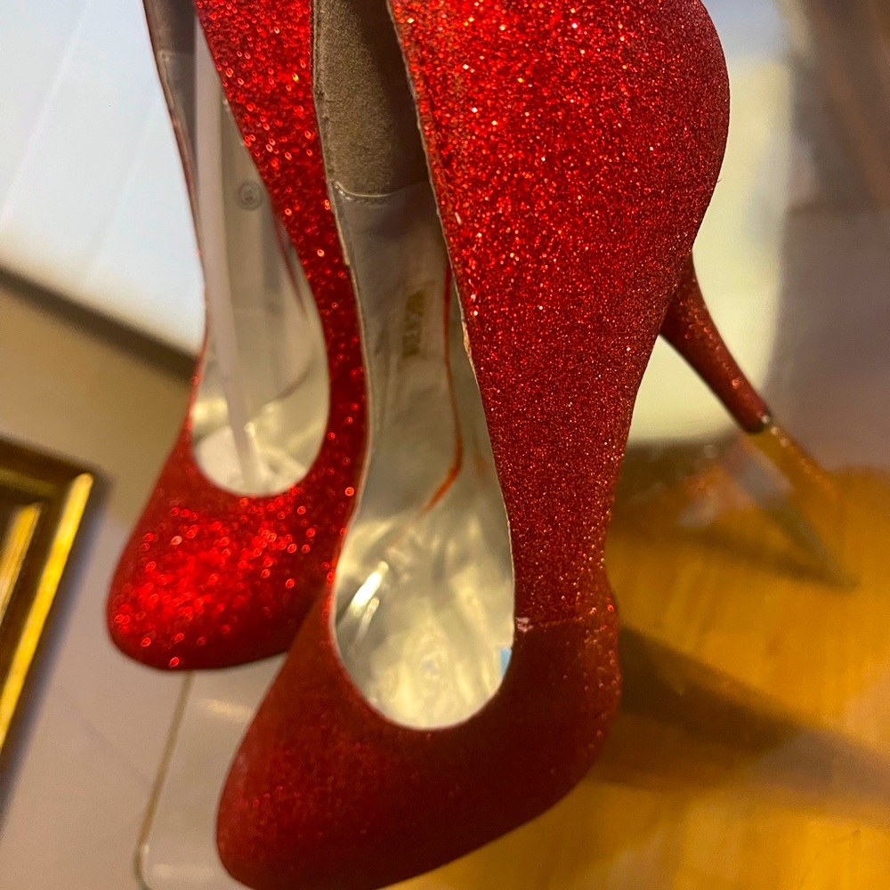 Dorthy red pumps